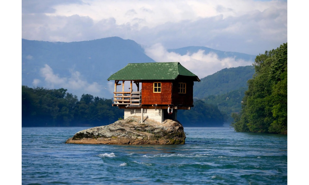 https://www.immobiliaremolinaro.com/image/cache/catalog/Blog/Drina-River-House-Serbia-2-1170x700.jpeg