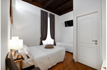 sale walls and accommodation Rome via Florence